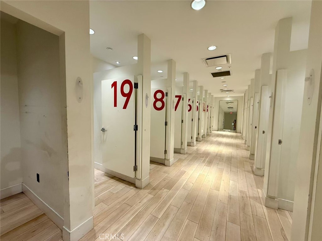 22550 22550 Town Circle