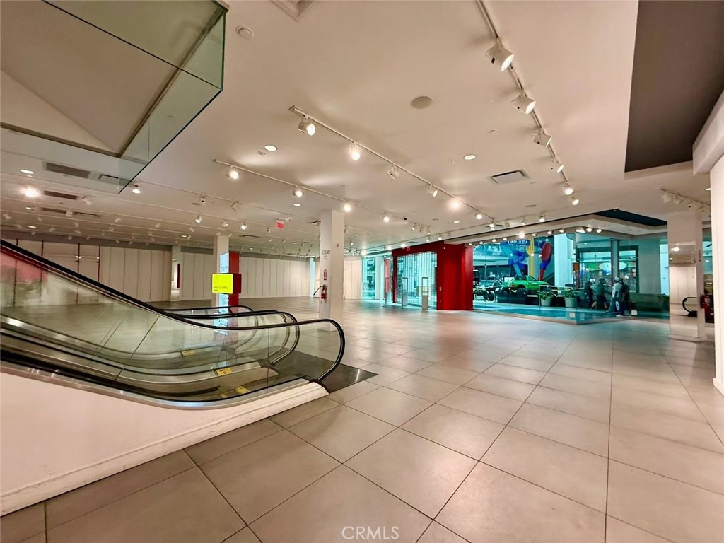 22550 22550 Town Circle