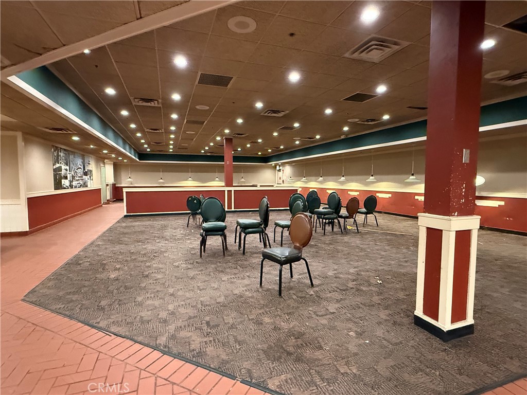 22550 22550 Town Circle