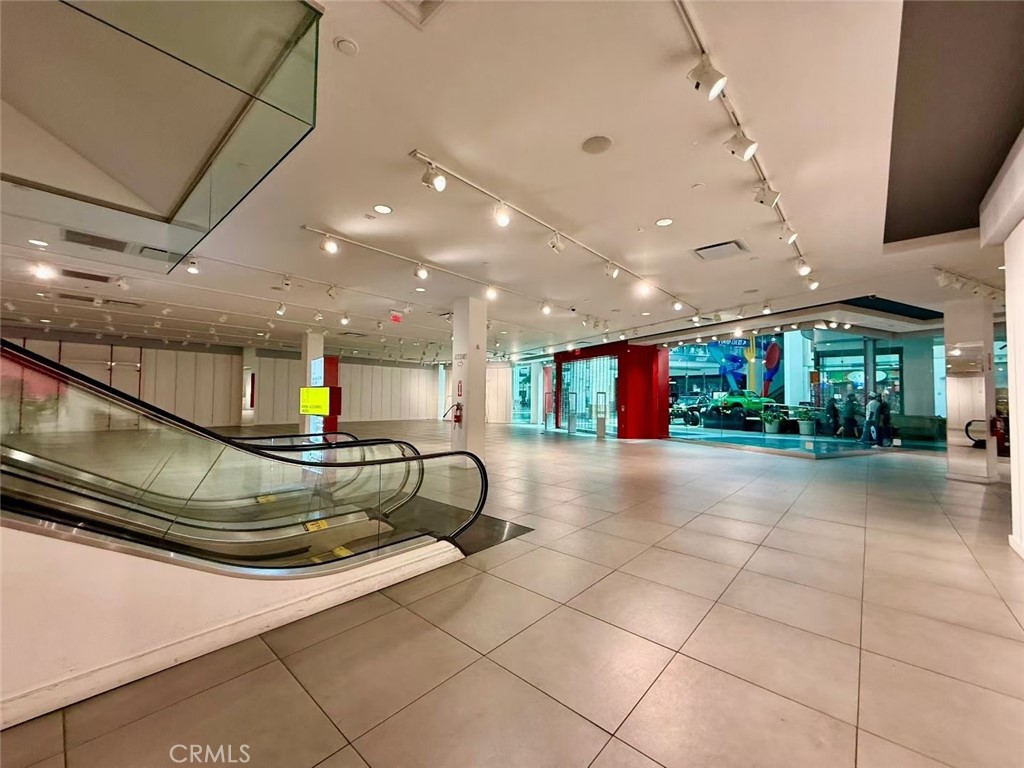 22550 22550 Town Circle