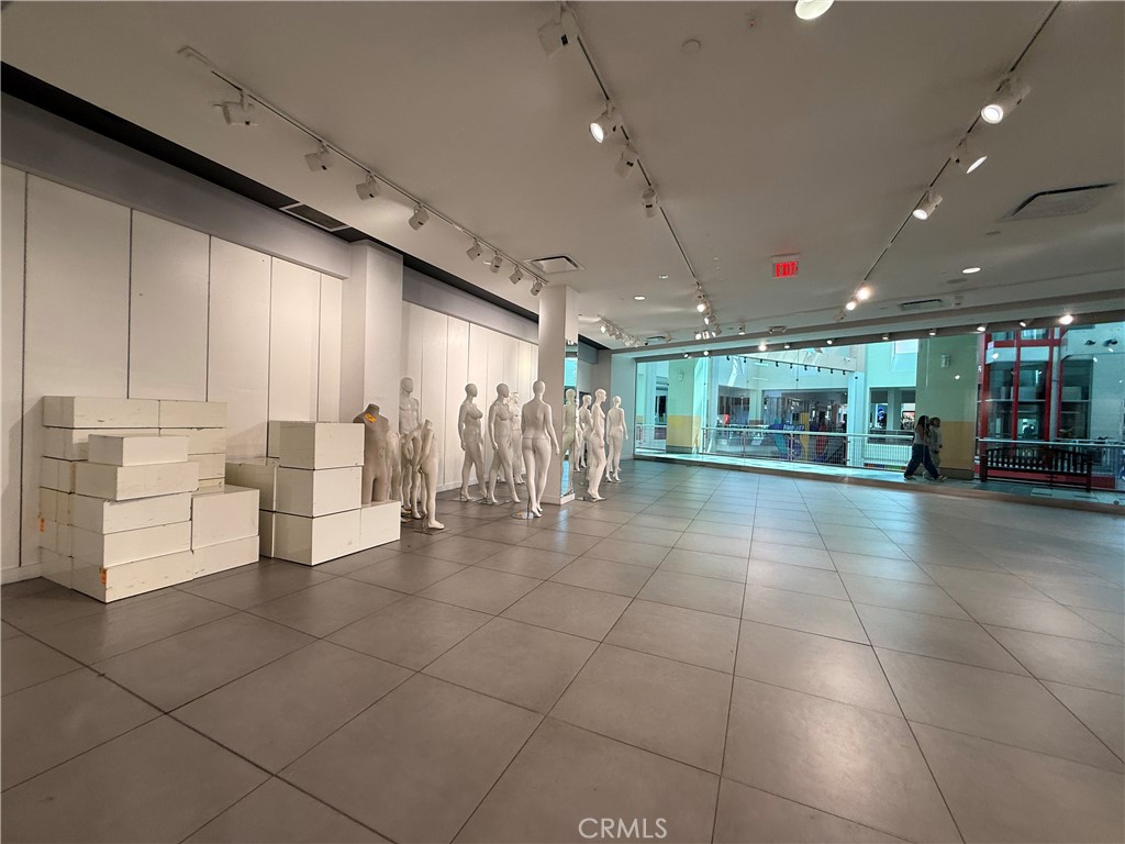 22550 22550 Town Circle