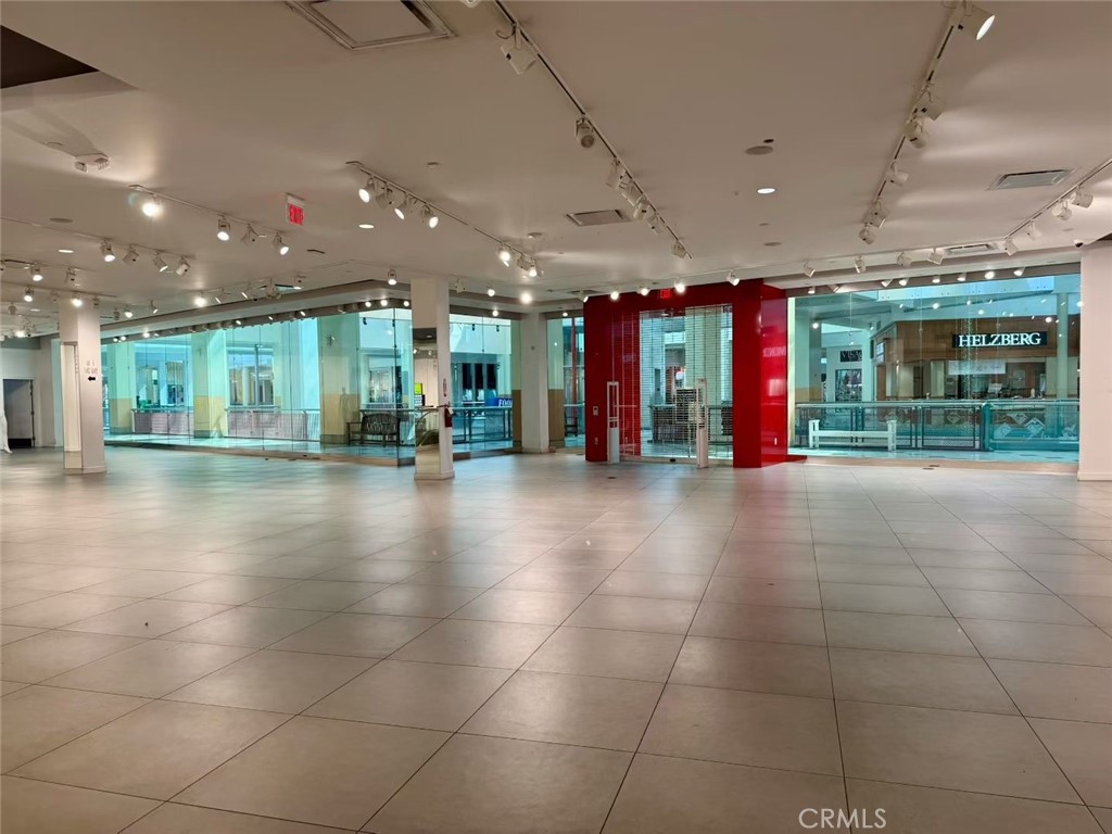 22550 22550 Town Circle