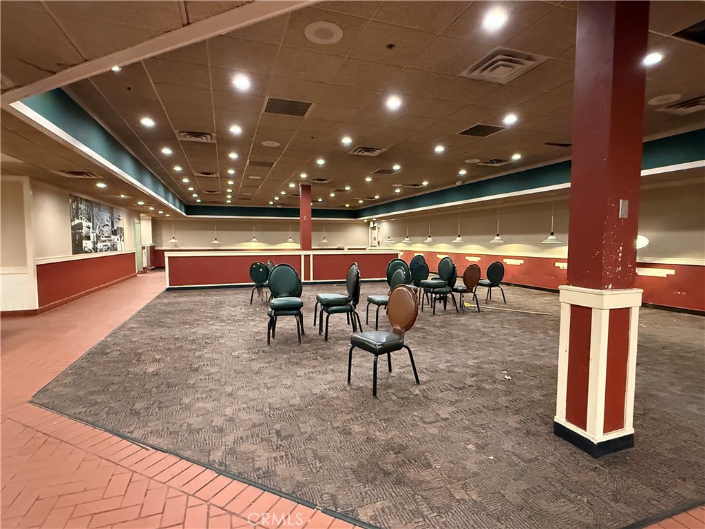 22550 22550 Town Circle