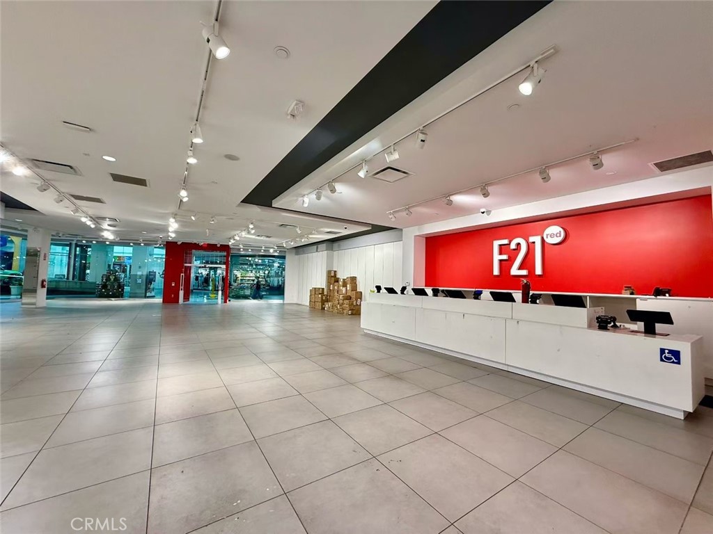 22550 22550 Town Circle