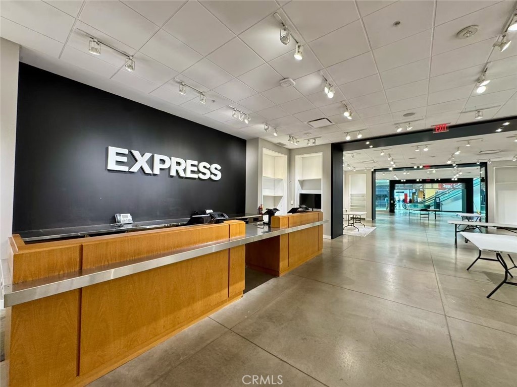 22550 22550 Town Circle