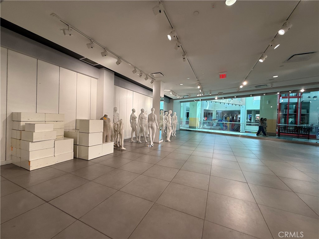 22550 22550 Town Circle