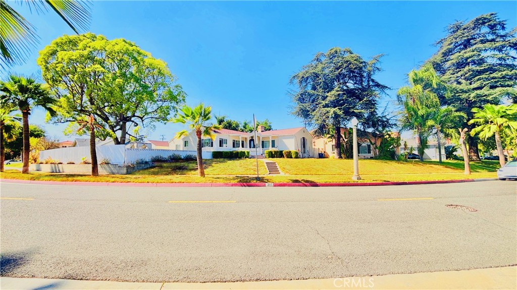 207 S El Molino