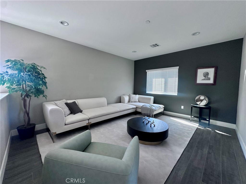 21052 E Cypress
