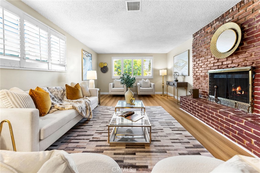 1357 N Aldenville