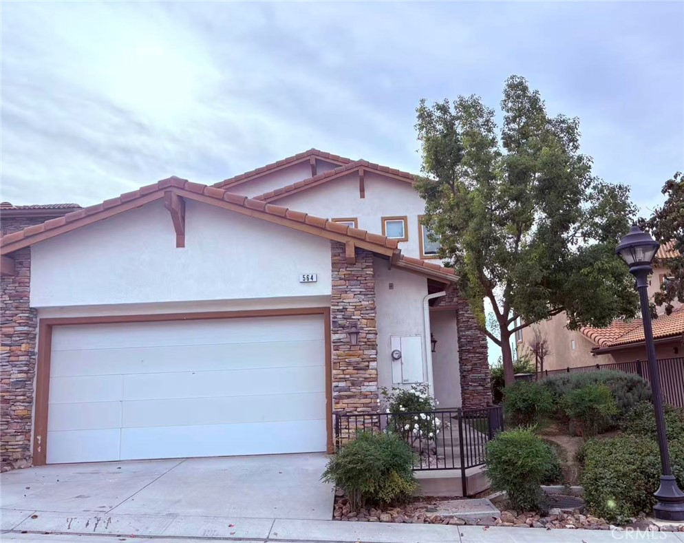 564 Via Pueblo