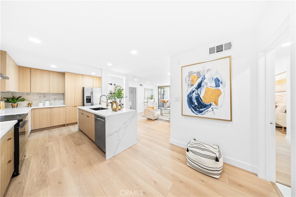 1550 N Laurel Avenue N 203