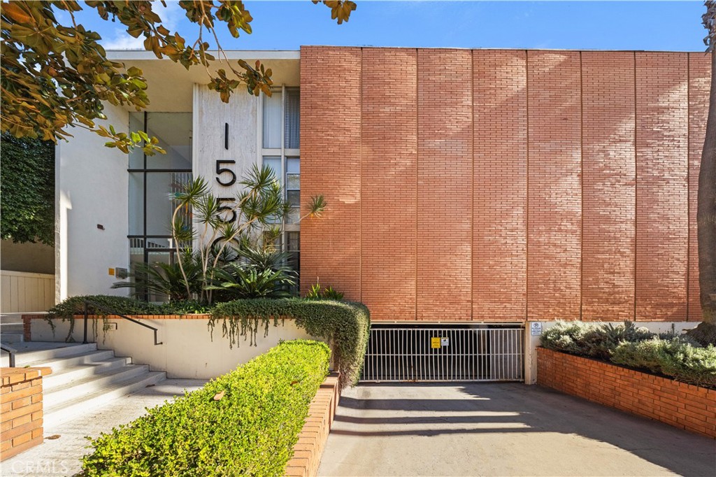 1550 N Laurel Avenue N 203