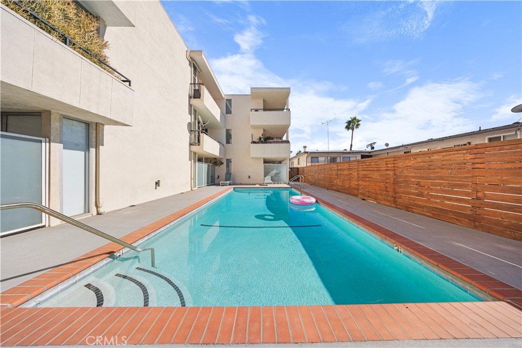 1550 N Laurel Avenue N 203