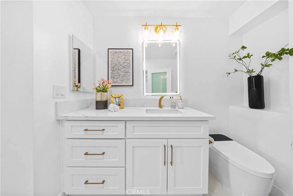 1550 N Laurel Avenue N 203