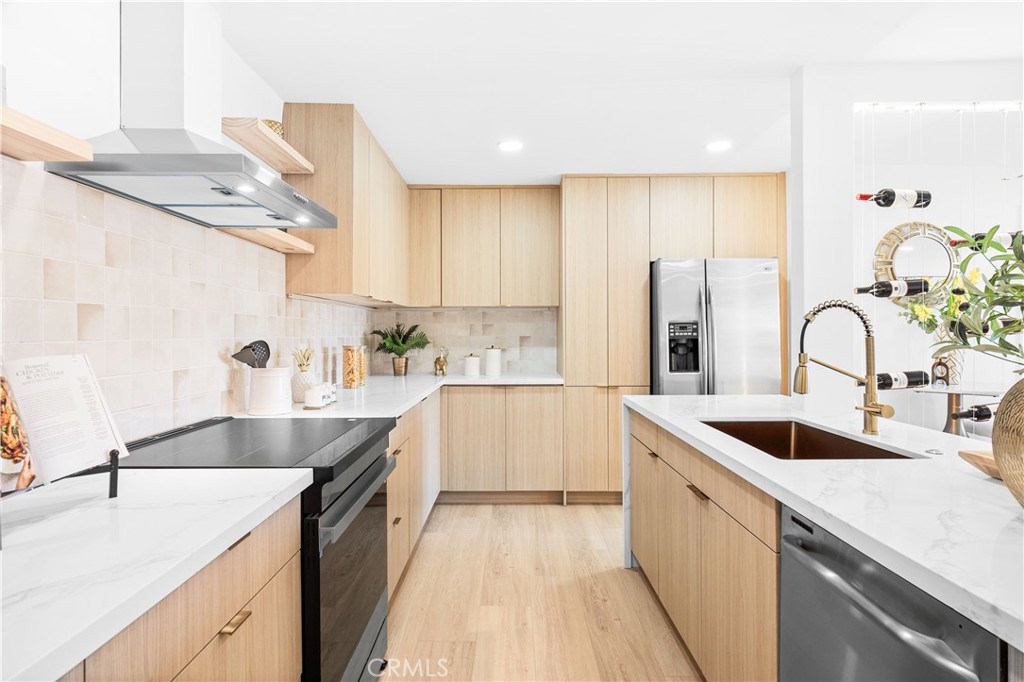 1550 N Laurel Avenue N 203