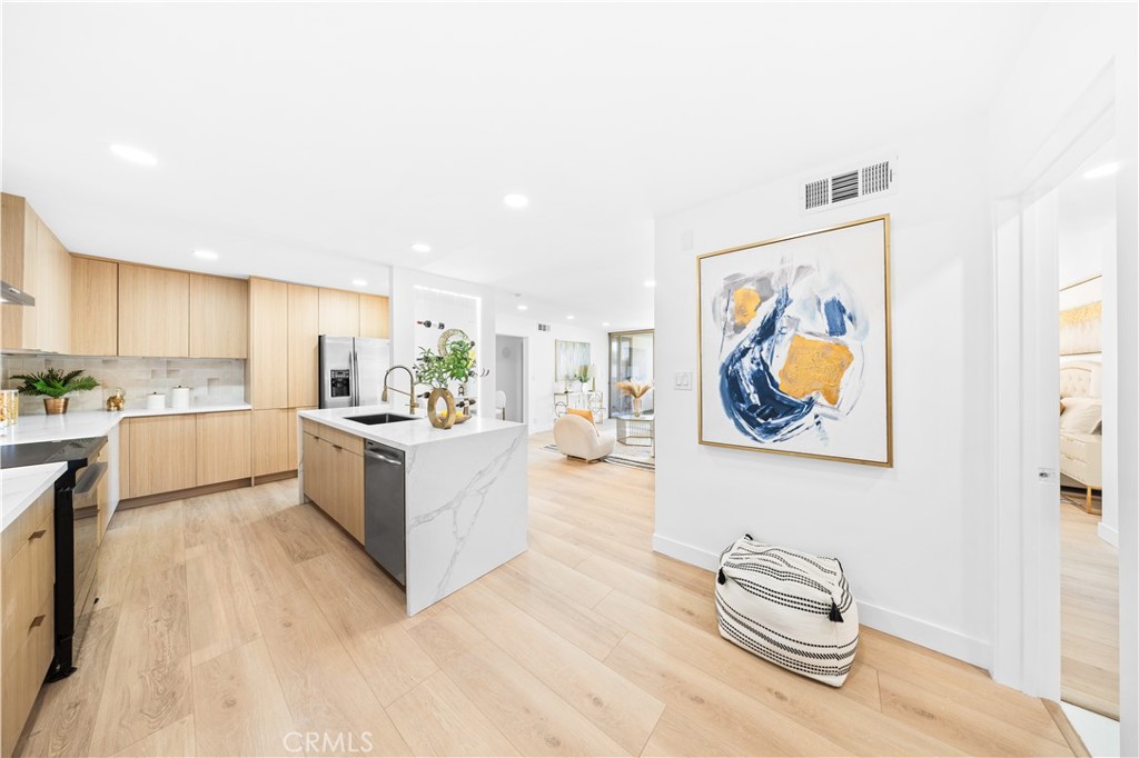 1550 N Laurel Avenue N 203