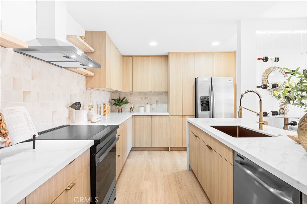 1550 N Laurel Avenue N 203