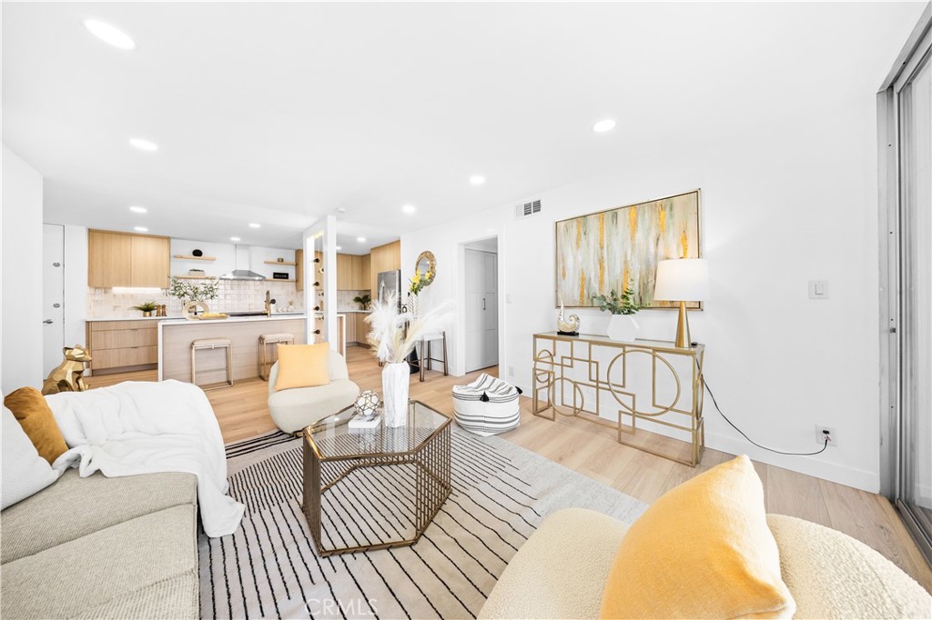 1550 N Laurel Avenue N 203