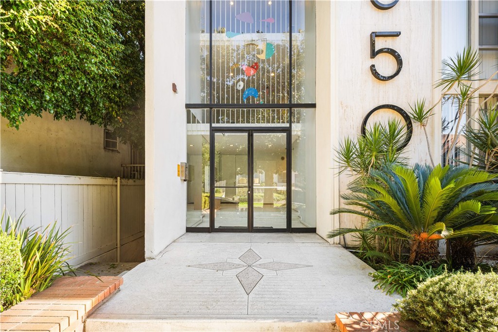 1550 N Laurel Avenue N 203