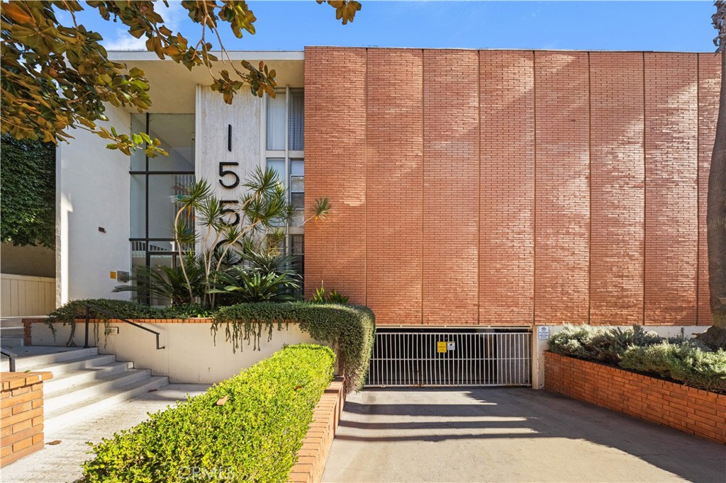 1550 N Laurel Avenue N 203