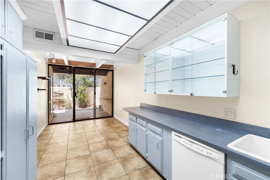 10126 Reseda Boulevard 121