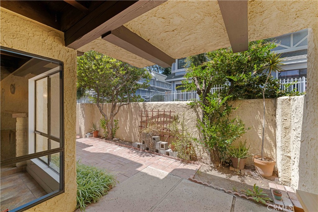 10126 Reseda Boulevard 121