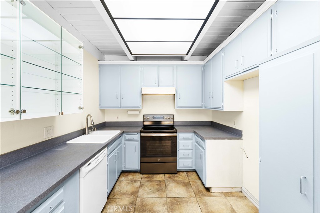 10126 Reseda Boulevard 121