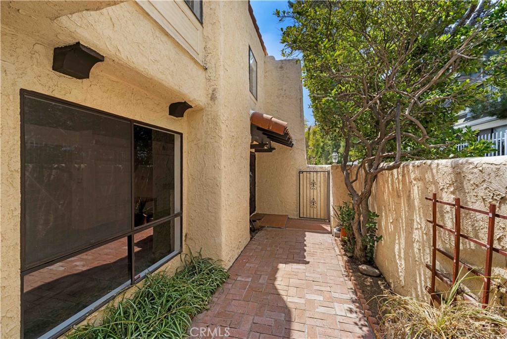 10126 Reseda Boulevard 121