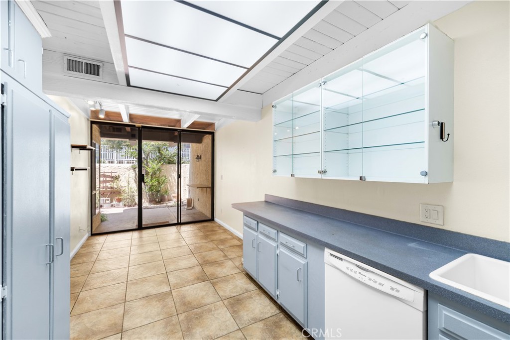 10126 Reseda Boulevard 121