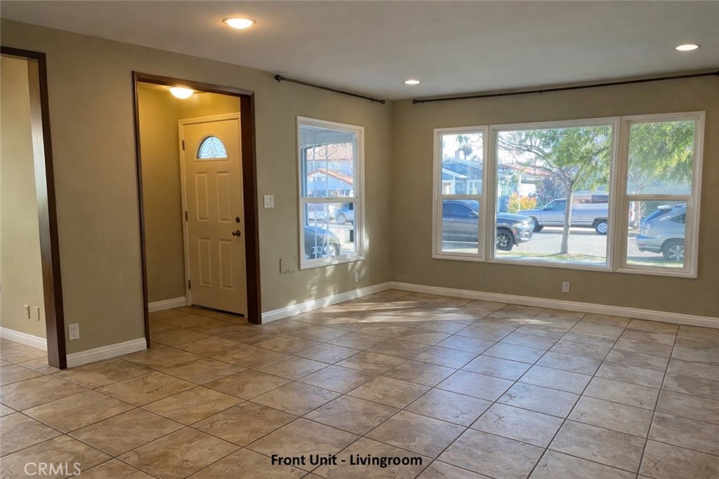 231 231-1/2 E Dexter Street