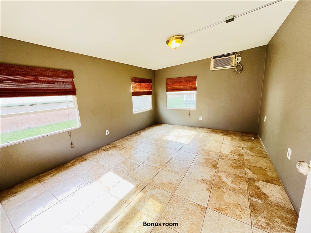 231 231-1/2 E Dexter Street