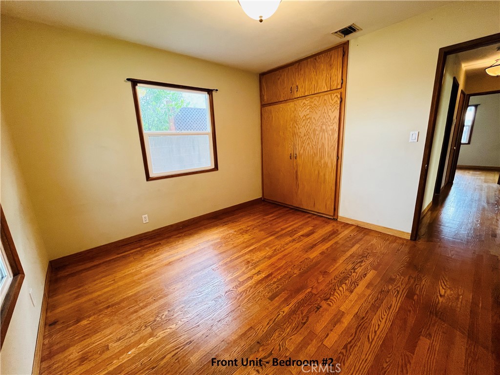 231 231-1/2 E Dexter Street