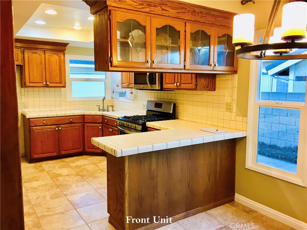 231 231-1/2 E Dexter Street