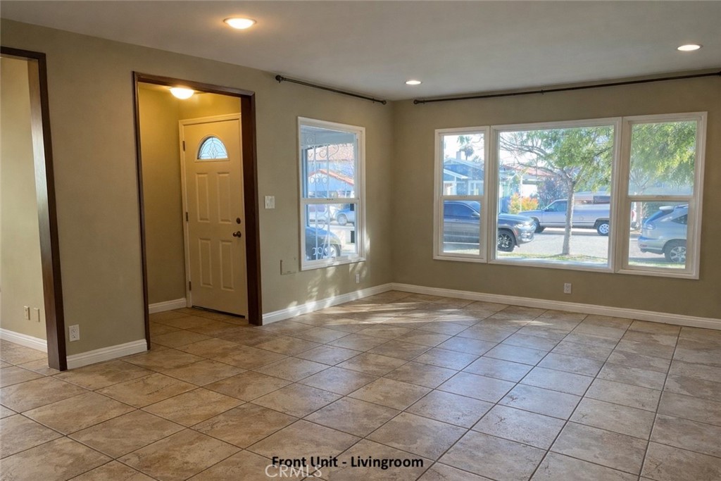 231 231-1/2 E Dexter Street