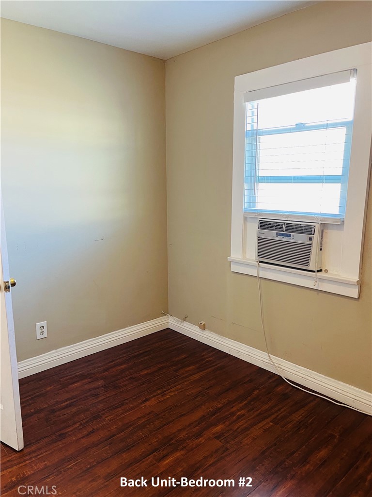 231 231-1/2 E Dexter Street