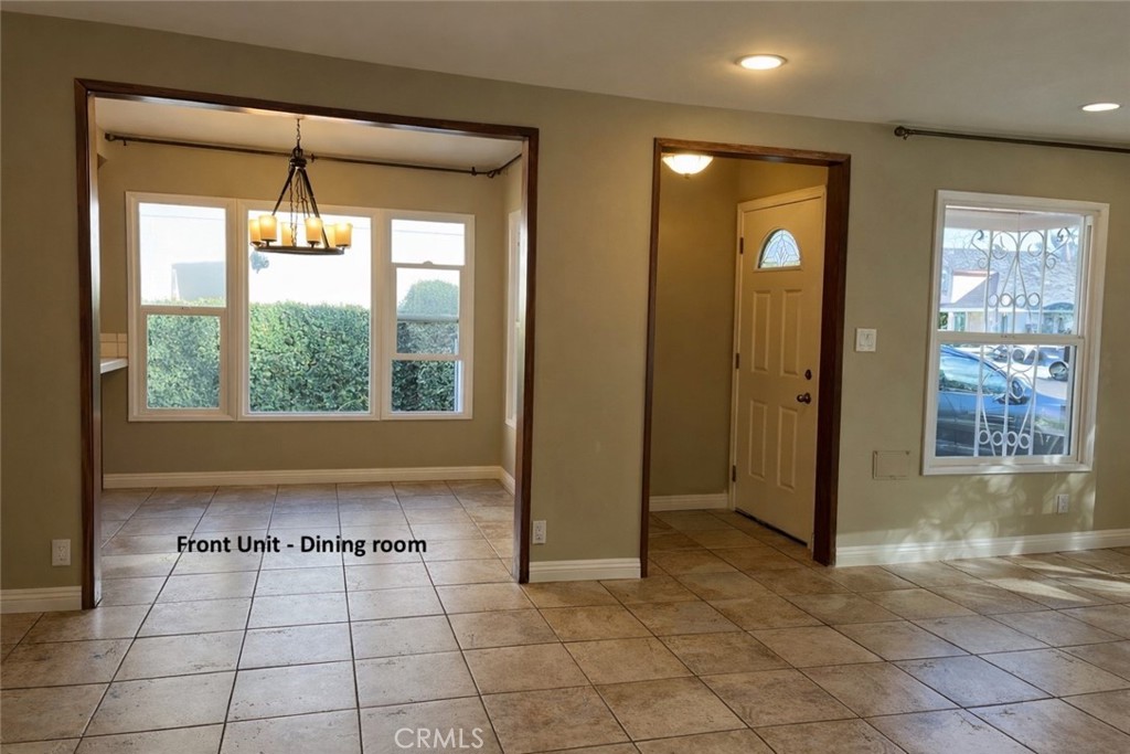 231 231-1/2 E Dexter Street