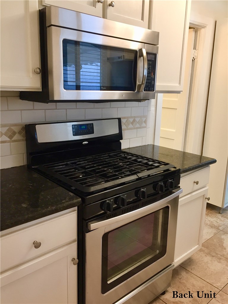 231 231-1/2 E Dexter Street