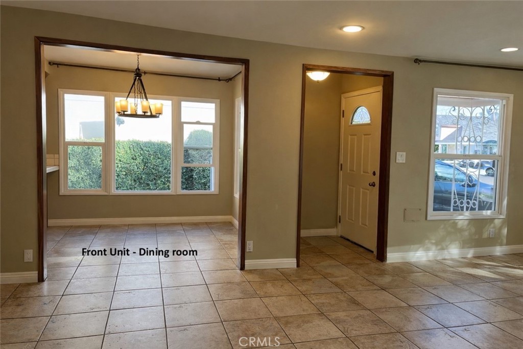 231 231-1/2 E Dexter Street