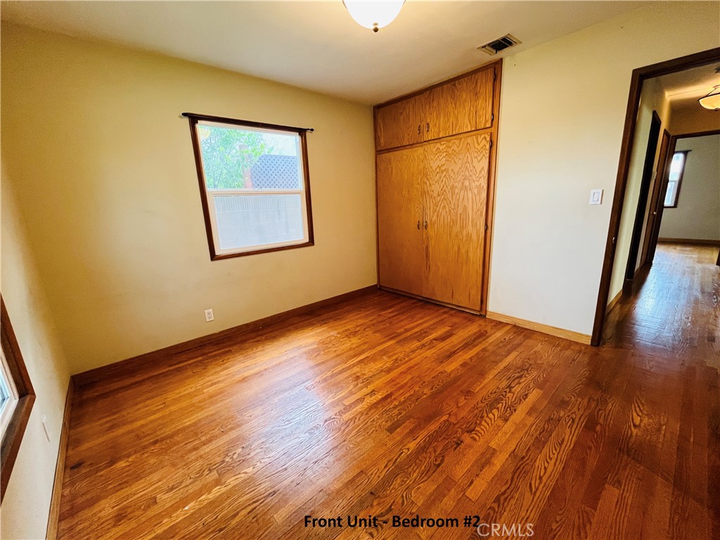 231 231-1/2 E Dexter Street