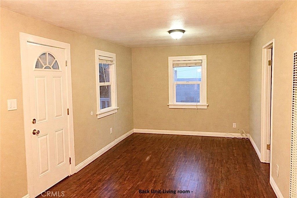 231 231-1/2 E Dexter Street