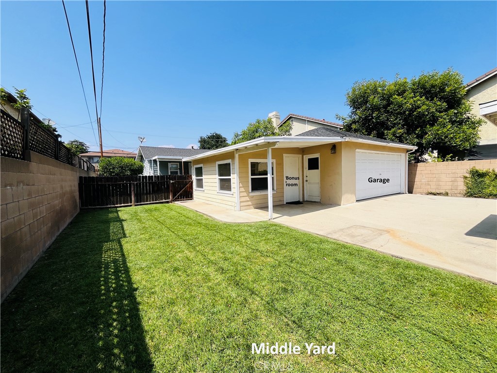 231 231-1/2 E Dexter Street