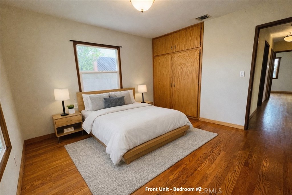 231 231-1/2 E Dexter Street