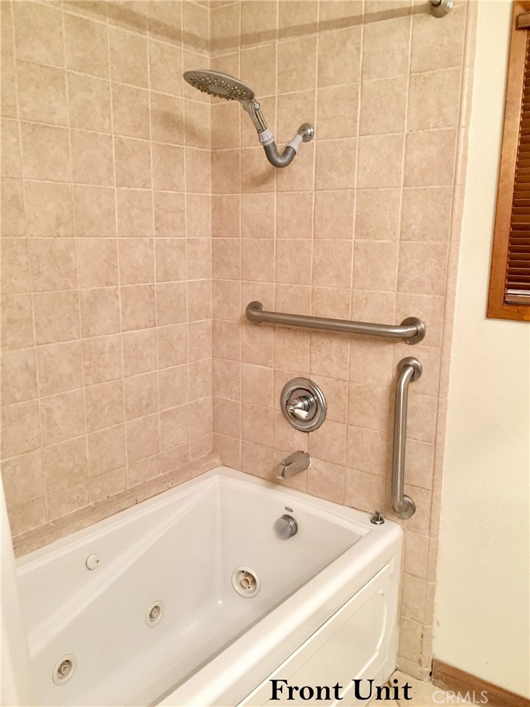 231 231-1/2 E Dexter Street