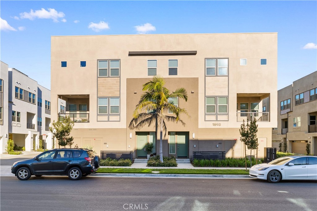 1698 Hollyleaf Terrace