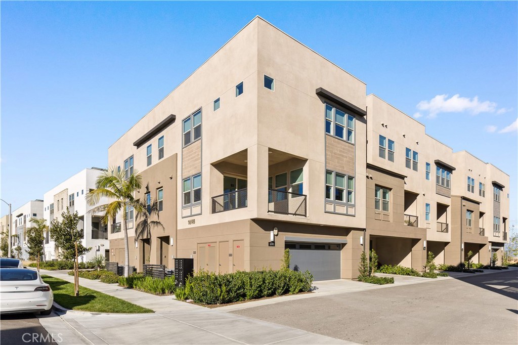 1698 Hollyleaf Terrace