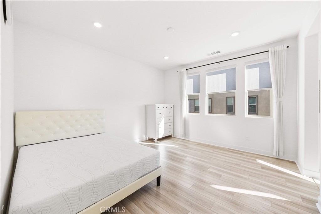 1698 Hollyleaf Terrace