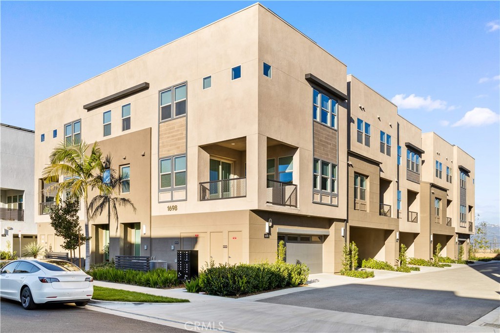 1698 Hollyleaf Terrace