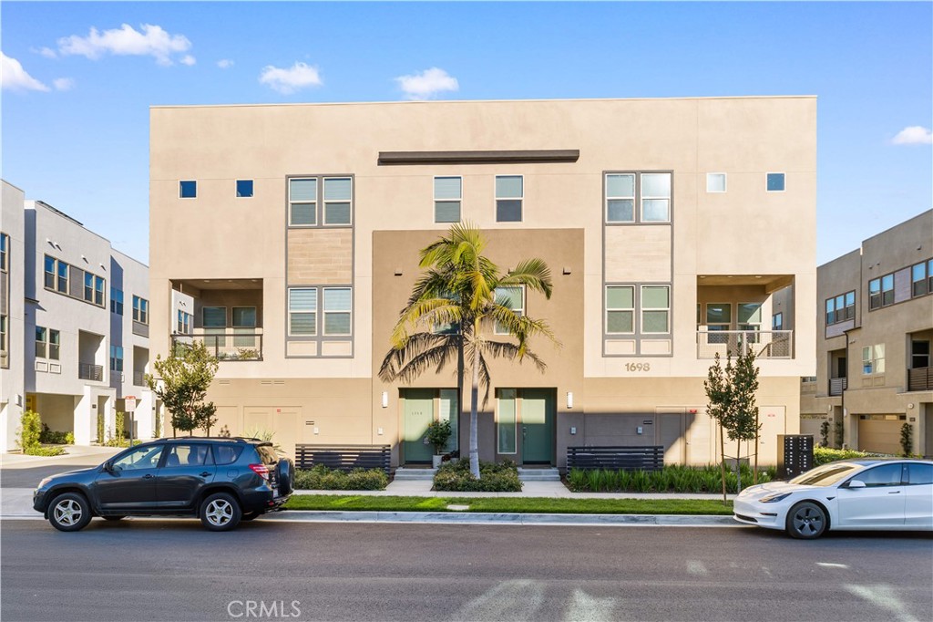 1698 Hollyleaf Terrace