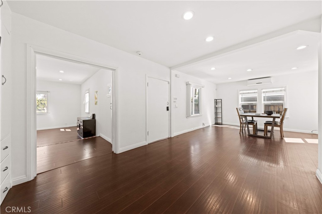 220 E Hellman