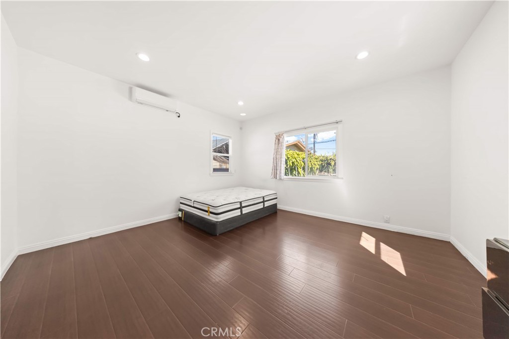 220 E Hellman